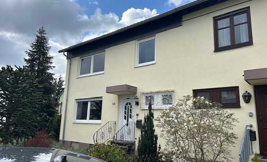 Solides Reiheneckhaus mit Wintergarten und 2 Garagen