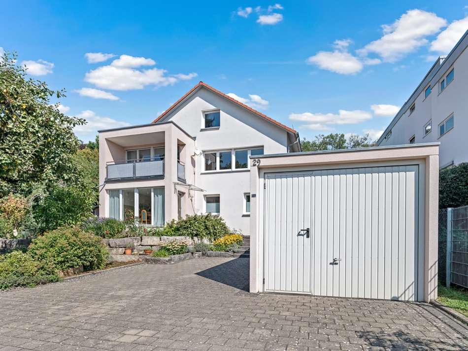 Hausansicht mit Einzelgarage