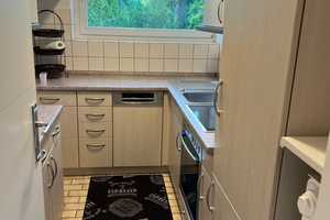 Vollständig renovierte möbelierte Wohnung mit zwei Zimmern sowie Balkon und EBK in Düsseldorf – Stürzelberger Straße 27, 40547 Düsseldorf – Vorschaubild 4