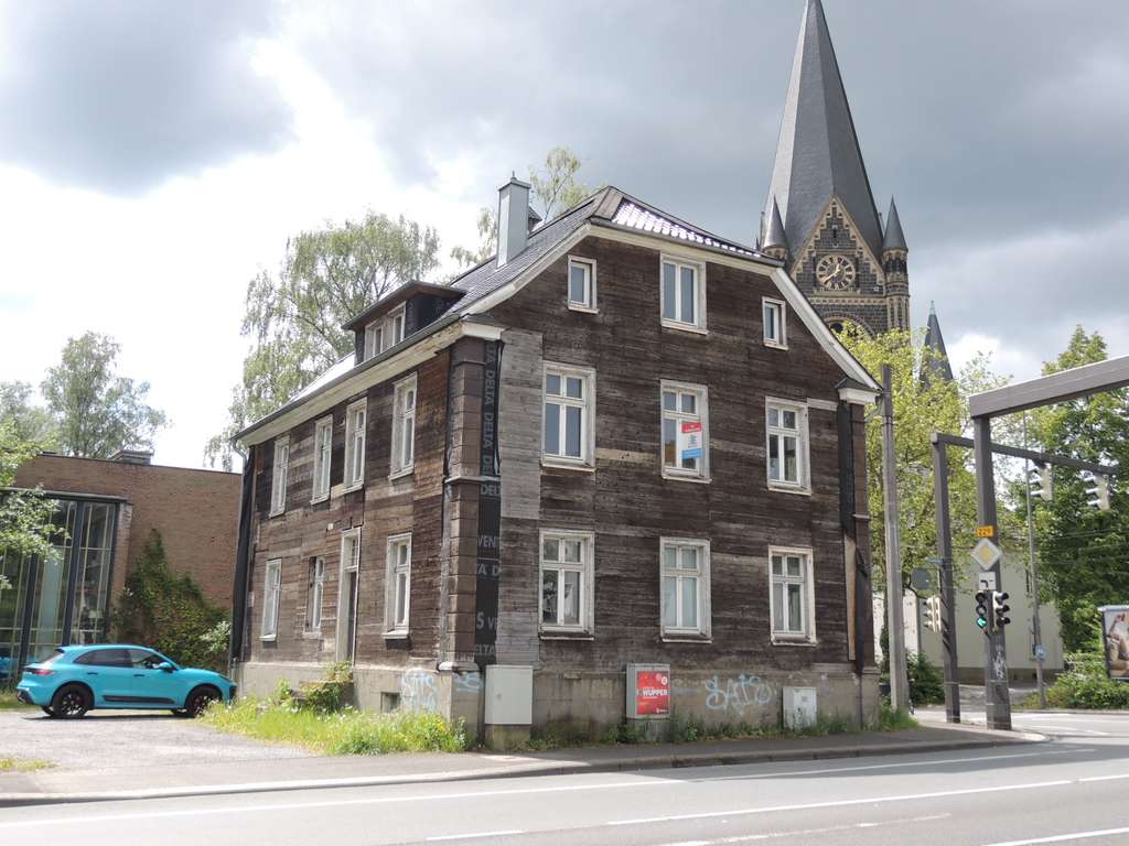 Immobilie in Solingen - SANIERUNGSBEDÜRFTIGE DENKMALGESCHÜTZTE VILLA IN ZENTRALER LAGE VON SOLINGEN MIT 459 m² GRUNDSTÜCK - Bild 0