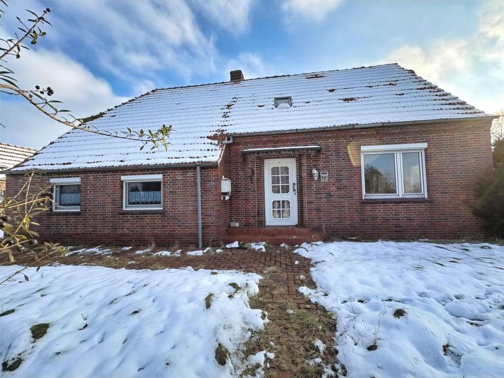 Immobilie in Großheide - Stark sanierungsbedürftiges Landhaus in Westermoordorf - ruhig und ländlich!  - Bild 1