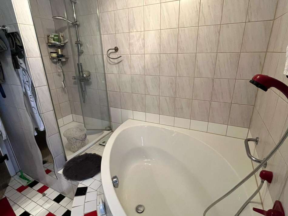 Hauptbad mit Dusche und Wanne