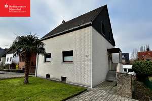 Freistehendes Zweifamilienhaus mit viel Potenzial in Düsseldorf Wersten!