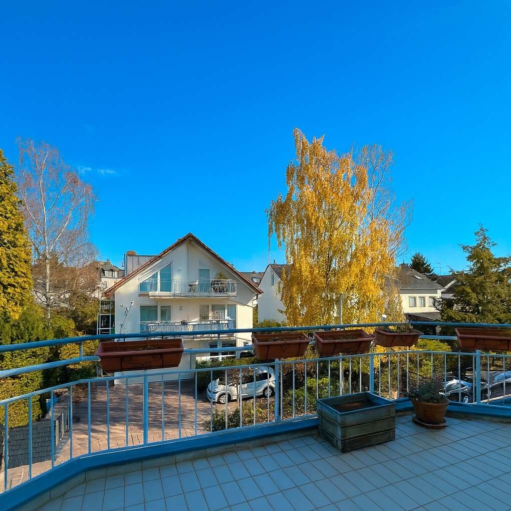 Immobilie in Schwalbach - +++ 3-Zi-Penthouse mit 2 Balkonen in sehr guter Lage von Schwalbach+++ - Bild 1