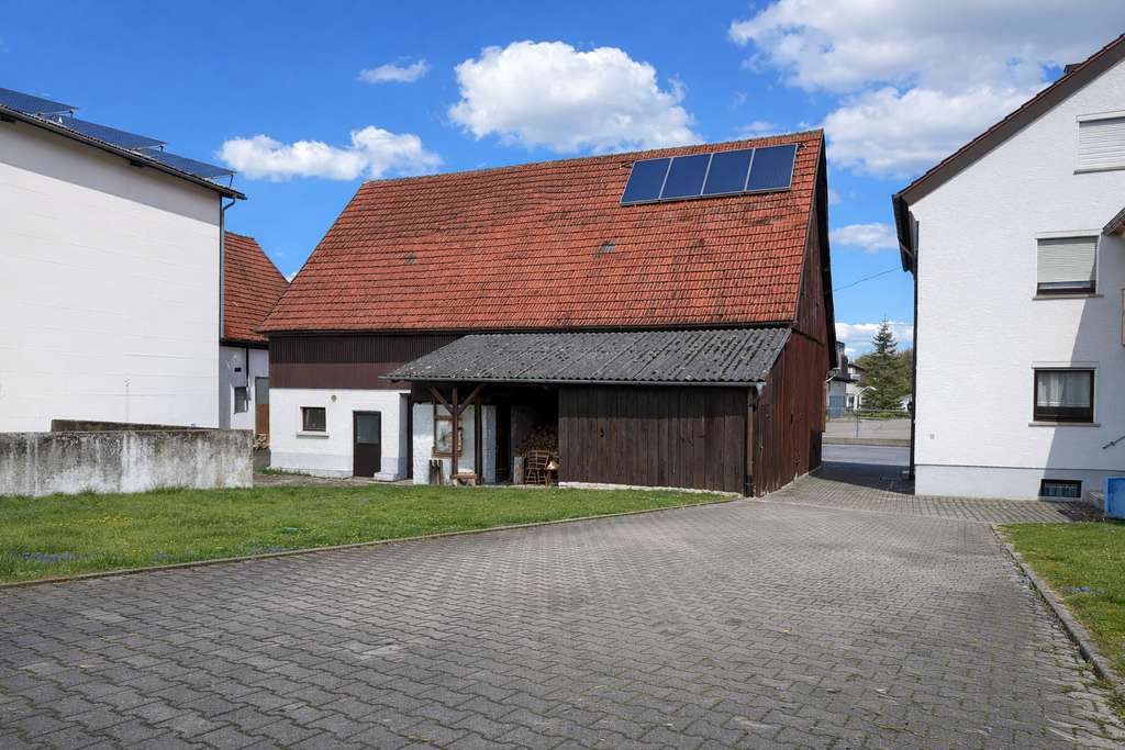 Immobilie in Gaildorf - Zweifamilienhaus mit Scheune, Garage und Außenstellplätzen - Bild 3