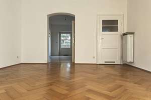 2,5-Zimmer-Altbauwohnung mit Balkon in Untergiesing, Denkmalschutz