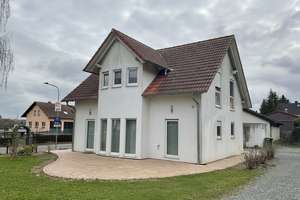 Familienfreundliches Zuhause mit Solarpower, großer Terrasse! – Die vollständige Adresse der Immobilie erhältst du vom Anbieter., 35096 Weimar (Lahn) – Vorschaubild 1