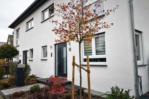 ELEGANTE DHH - NEUBAU - MIT 4 ZIMMERN, EBK, TERRASSE, GEPFLEGTER GARTEN, GARAGE AM HAUS, RUHIGE LAGE – Die vollständige Adresse der Immobilie erhältst du vom Anbieter., 64546 Mörfelden-Walldorf – Vorschaubild 2