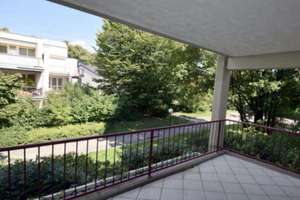 Kapitalanlage: 3-Zimmer-Eigentumswohnung mit Südterrasse, Balkon, Kamin & TG-Stellplatz