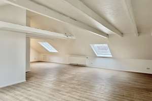 Helle, großzügige 4-Zimmer-Dachgeschosswohnung – frisch renoviert, ideal für WG