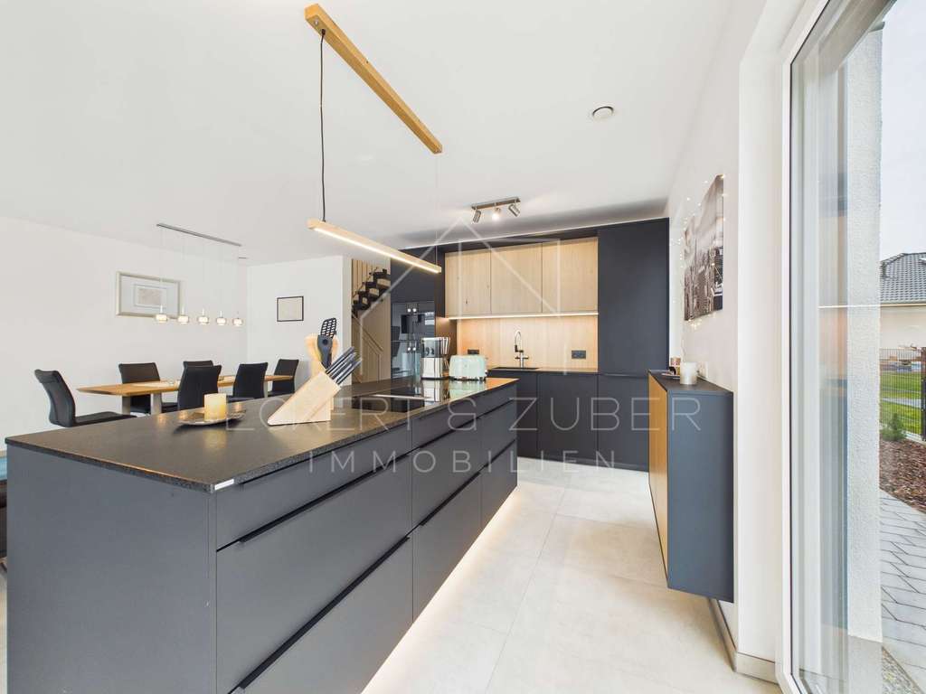 Immobilie in Großhabersdorf - Neuwertige 5-Zimmer-Doppelhaushälfte mit KNX, PV-Anlage & Doppelgarage - Bild 1