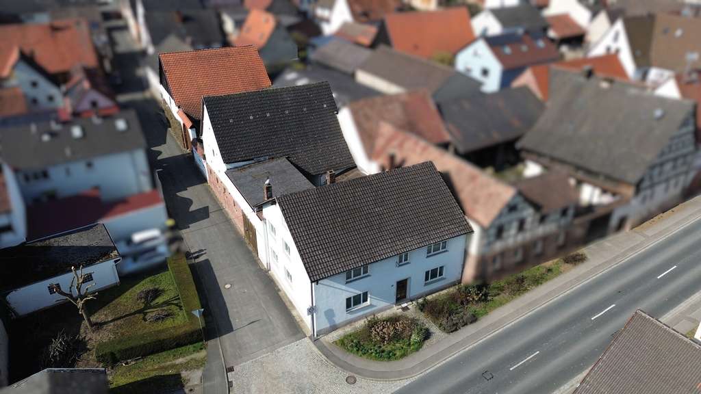 Immobilie in Neubrunn - Ein prachtvolles Anwesen mit zwei großen Scheunen - Bild 1