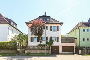 Charmantes Zweifamilienhaus in Weilimdorf mit Garten, Terrasse und zwei Garagen