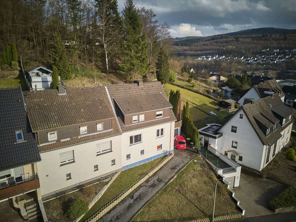 Immobilie in Meschede - Modernisieren & profitieren: Zweifamilienhaus mit Entwicklungspotenzial - Bild 1