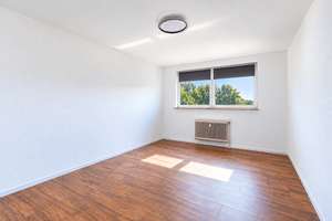 Helle, leerstehende 2-Zimmer-Wohnung in gutem Zustand mit sonnigem Balkon in Frankfurt-Eckenheim – 60435 Eckenheim, Frankfurt am Main – Vorschaubild 3