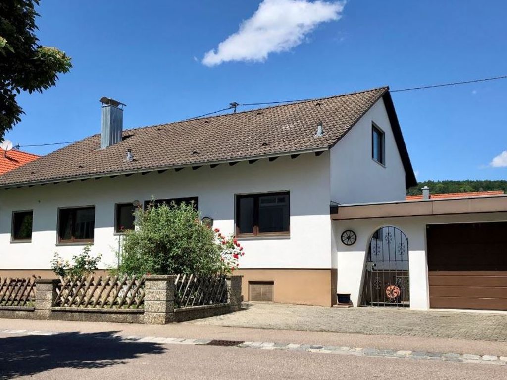 Top! Freistehendes Einfamilienhaus mit Keller und Garage