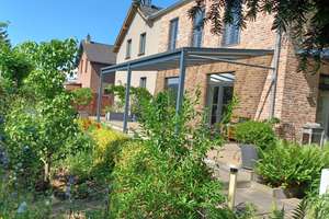 Familienidylle mit außergewöhnlichem Garten – Stilvolle Doppelhaushälfte in ruhiger Zentrumslage