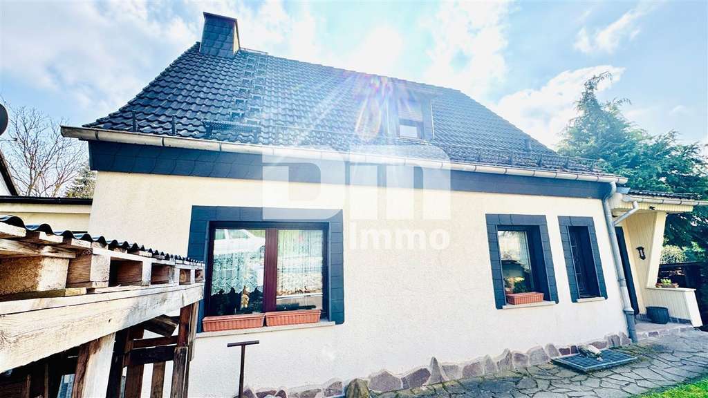 Immobilie in Neuengönna - Gepflegtes Raumwunder in idyllischer Lage - Modernisiertes Einfamilienhaus Garagen / Garten - Bild 1