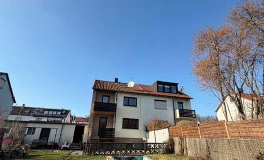 5,5 Ar Grundstück! Fam.freundl. DHH m. 5 Zi., Doppelgarage u. reizv. Garten in beliebter Lage!