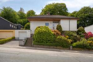 Freistehendes Einfamilienhaus mit schön angelegtem Garten und Garage in der oberen Südstadt