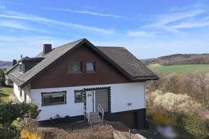 Besonderes Anwesen mit Ausblick, Ruhe & Großzügigkeit! – Die vollständige Adresse der Immobilie erhältst du vom Anbieter., 35075 Gladenbach – Vorschaubild 1