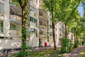 Frisch teilsaniert & renditestark – stilvolle 4-Zimmer-Wohnung mit Balkon, zwei Bädern & TG (zzgl.)