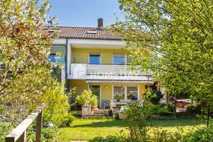 Gartenidylle trifft Wohnkomfort: Familienfreundliches Reihenhaus mit 6 Zimmern in Regensburg
