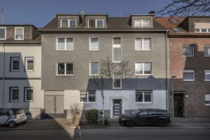 Modernisiert, top gepflegt und fast vollvermietet! 7-FH mit Lager, 8 Garagen und 2 Stellplätzen