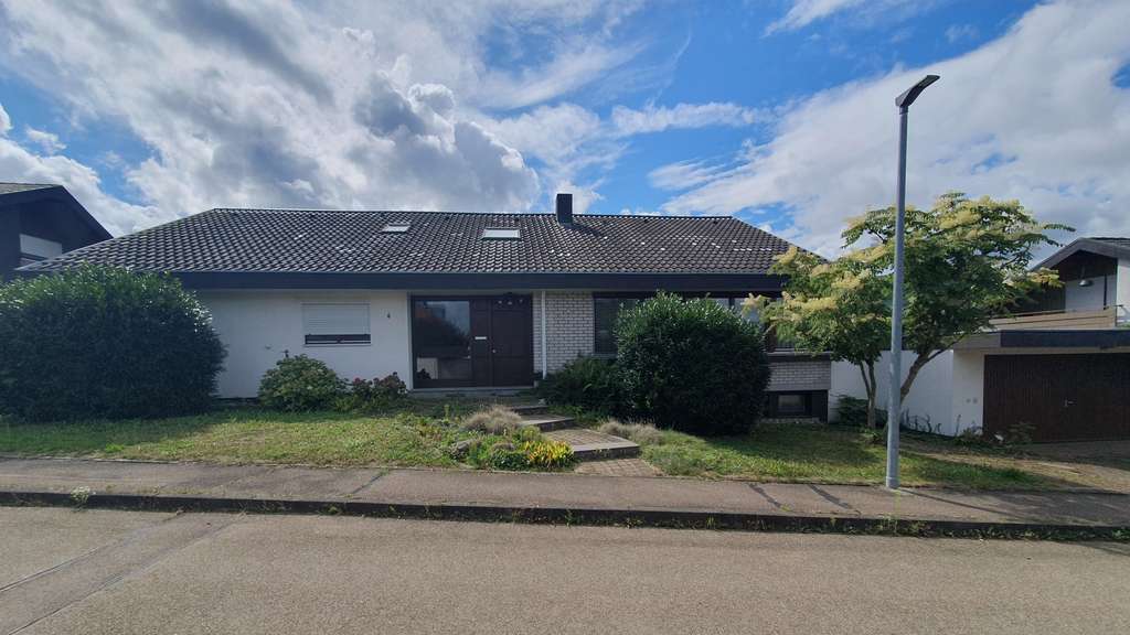 Immobilie in Schlat - Schlat: Großzügiges Wohnhaus mit Büro in unverbaubarer Aussichtslage - Bild 1