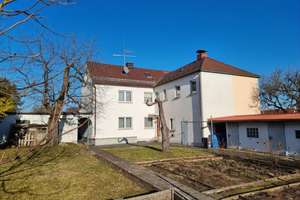 Ehemaliges Siedlungshäuschen 
mit großem Garten und zwei Garagen...