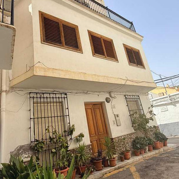 Geräumiges Stadthaus zum Verkauf mit 6 Schlafzimmern und 2 Bädern. Ideal zum Renovieren und nach Ihr