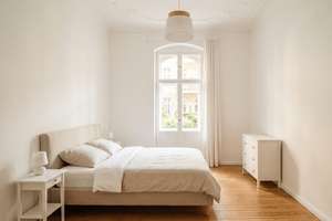 Bezugsfreie 3-Zimmer-Altbauwohnung in Hochparterre - direkt am Mauerpark - provisionsfreier Verkauf – Die vollständige Adresse der Immobilie erhältst du vom Anbieter., 10435 Prenzlauer Berg, Berlin – Vorschaubild 2