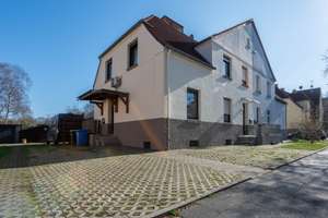 Wohnen im Grünen: Doppelhaushälfte mit zwei Wohneinheiten und Gartenidylle