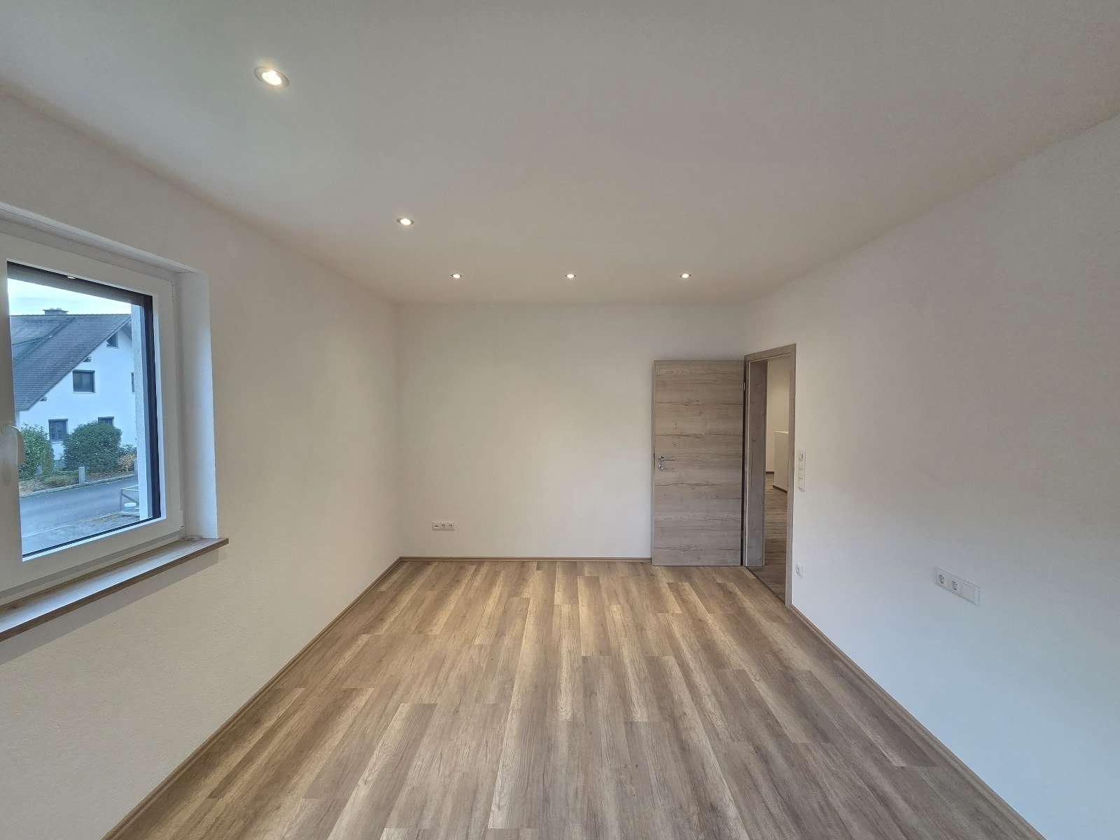 Immobilie in Rauhenebrach - Junges und großes EFH in ruhiger, sonniger Siedlungslage (Wfl. 220 m² / Grund 949 m²) mit Doppelg - Bild 15