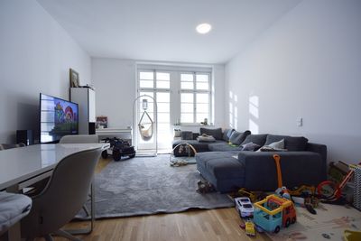 3 Zi. Wohnung mit viel Platz, hohen Decken, Balkon, Badezimmer + Gäste WC