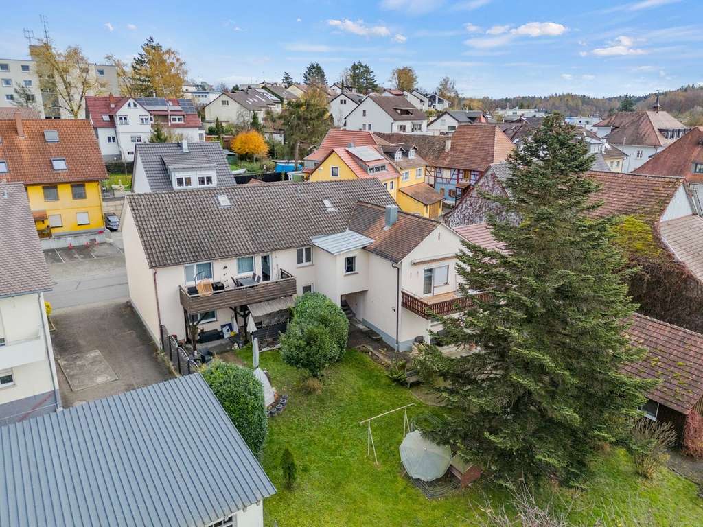 Vielseitiges 4-Familienhaus als Doppelhaus mit Garten 