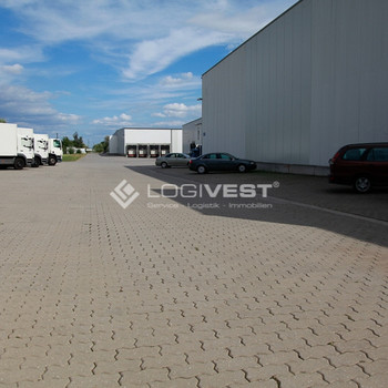 Großzügige Freifläche mit Halle für optimale Lagerung