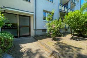 Leerstehende 2-Zimmer-Erdgeschosswohnung mit Stellplatz und zwei Balkonen nahe dem Sana Klinikum
