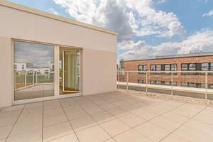 Lichtdurchflutete Dachterrassenwohnung mit Blick auf die HafenCity Skyline