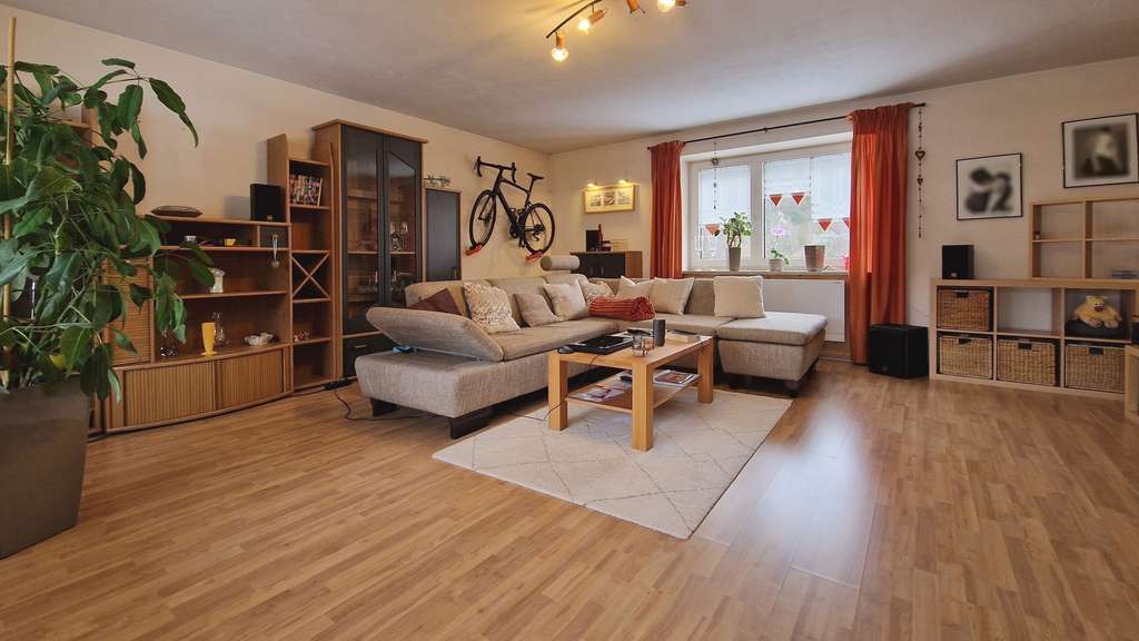 Immobilie in Nittendorf - Vielseitiges Zweifamilienhaus mit Ausbaupotenzial und großem Grundstück in Nittendorf - Bild 3