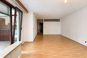 Viel Raum zur Neugestaltung – großzügige 2-Zimmer-Wohnung in gefragter Rodlage