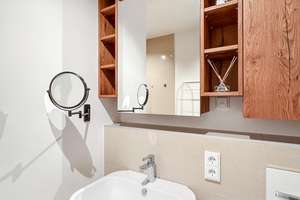 Luxuriöse vollmöblierte Designerwohnung in Harlaching mit Einbauküche und Balkon – Geiselgasteigstraße 100, 81545 Harlaching, München – Vorschaubild 15