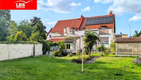 Bild von Historischer Charme trifft modernen Komfort – Doppelhaushälfte mit traumhaftem Garten, Pool & Garage