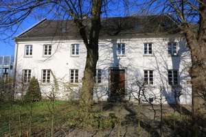 Repräsentatives Haus auf historischem Hof