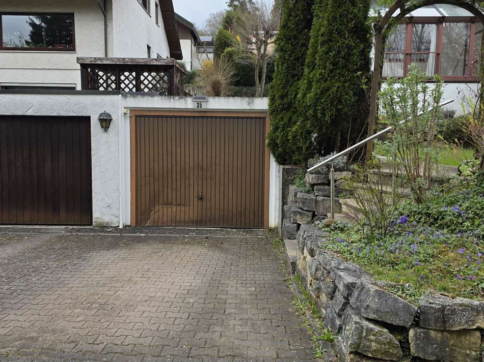 Garage und Stellplatz