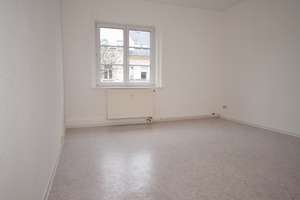 2-Raum Wohnung • Tageslichtbad mit Wanne • Einbauküche • Stellplatz • Kaßberg • Anschauen & Mieten – Die vollständige Adresse der Immobilie erhältst du vom Anbieter., 9112 Kaßberg, Chemnitz – Vorschaubild 3