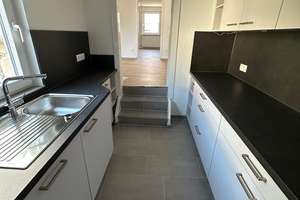 Frisch sanierte 4,5 - Zimmer Maisonette Wohnung in 2-Familienhaus in zentraler Lage mit EBK – 55246 Mainz-Kostheim, Wiesbaden – Vorschaubild 3