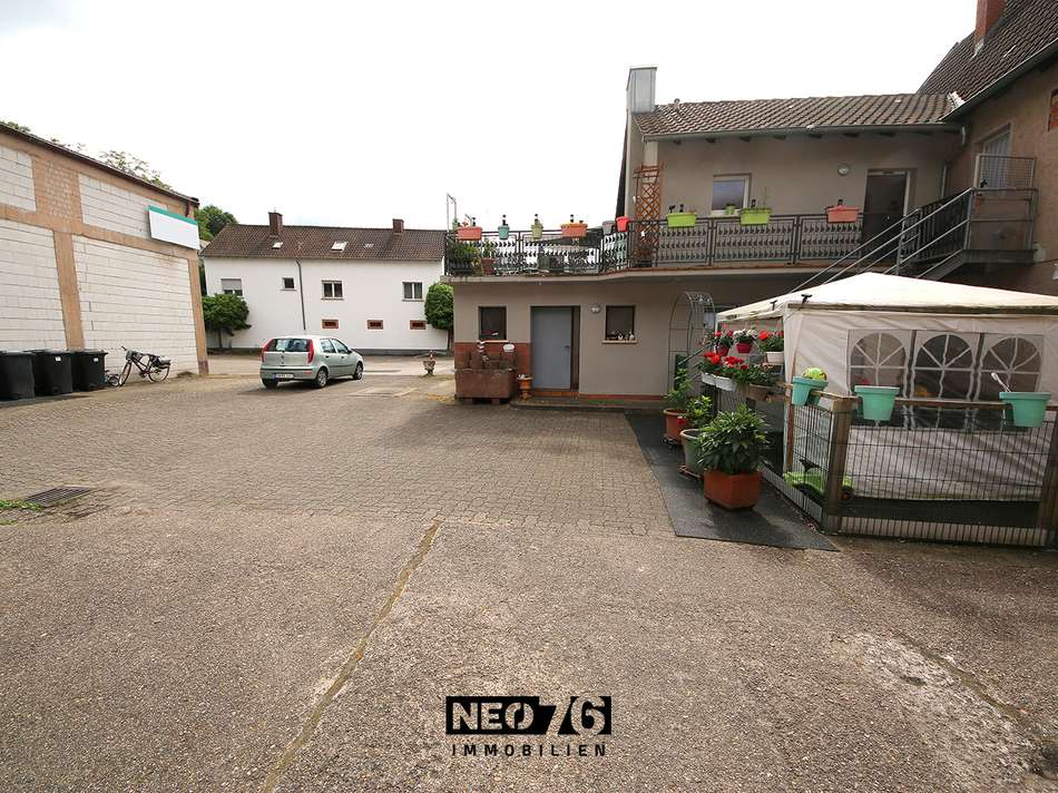 Innenhof mit 3 Stellplätzen