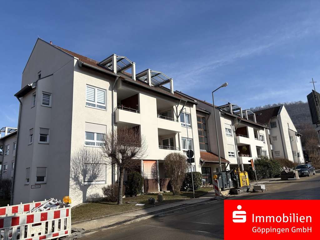 Immobilie in Donzdorf - Kompakte DG-Wohnung in Seniorenanlage mit Balkon und TG-Stellplatz. Sofort frei! - Bild 0