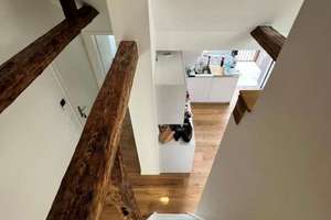 Außergewöhnliche 2,5-Zimmer-DG-Wohnung mit Schlafebene & Balkon – direkt am Rotebühlplatz